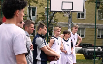 Mecz koszykówki pomiędzy studentami a wykładowcami